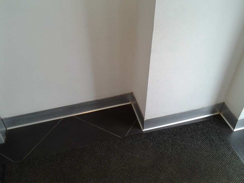 Плинтус алюминиевый. Крац серебро 80 мм BTBS 80A