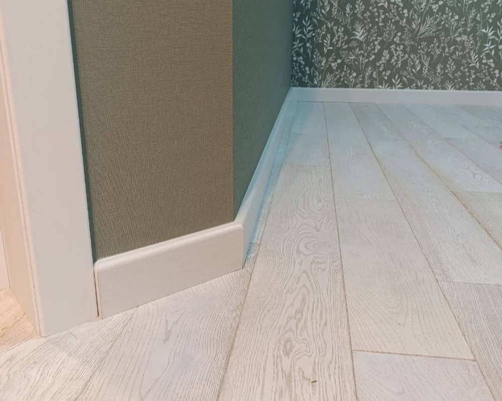 Плинтус МДФ Волшебная палочка 81мм 2,4м. В защитном грунте RAL 9003