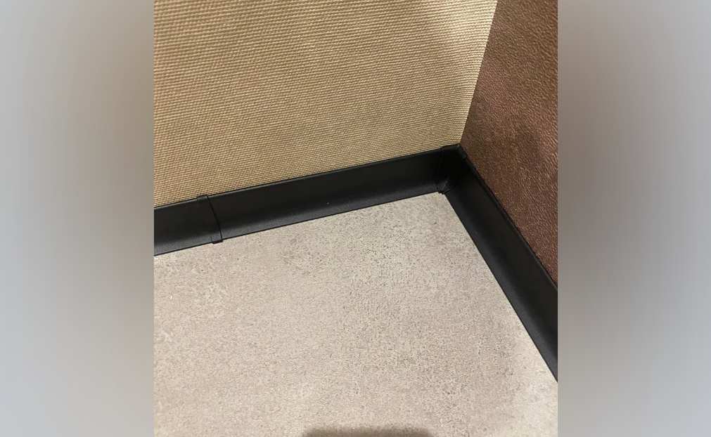 Алюминиевый плинтус AKBD100-SBL 2,5м Муар черный