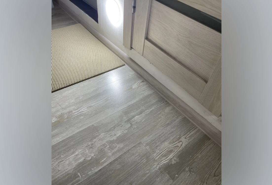 Плинтус ПВХ Идеал Классик 70мм 2,2м 251 Ясень