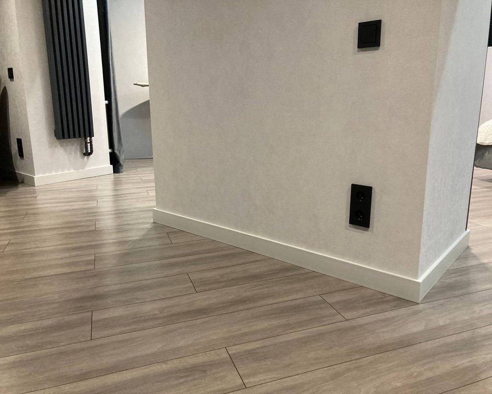 Плинтус из полистирола высокой плотности Волшебная Палочка. Окрашенная. 80мм 2м. NCS 4005-Y20R