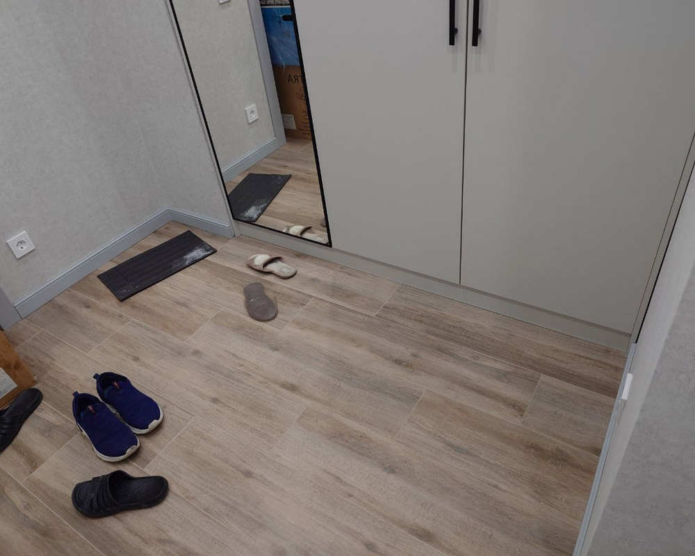 Плинтус из полистирола высокой плотности HI WOOD B80A 80мм х 12,5мм х 2,0м.