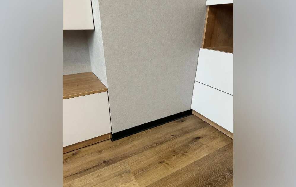 Алюминиевый плинтус AKBD100-SBL 2,5м Муар черный