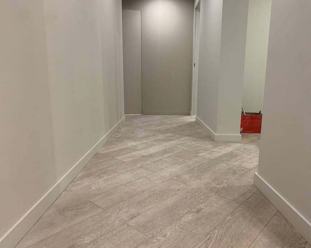 Плинтус из полистирола высокой плотности Волшебная палочка. Окрашенная. 80мм 2м. NCS 2002G