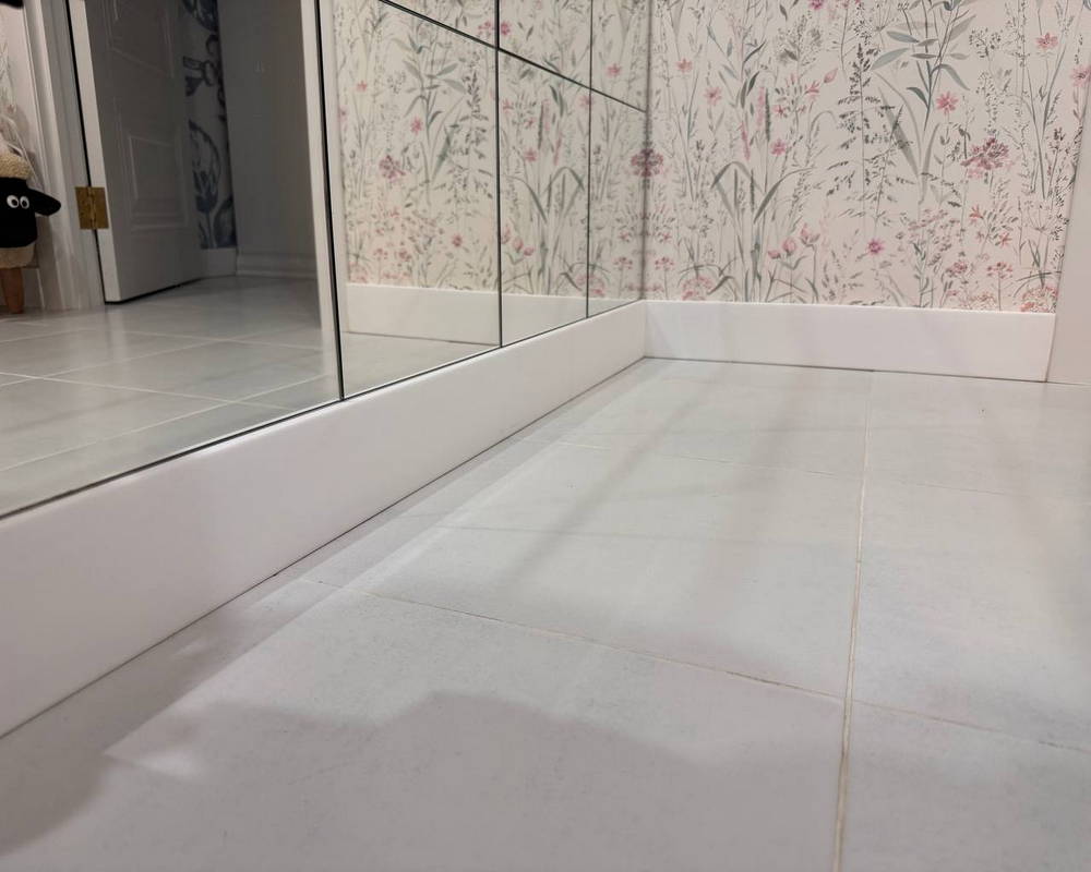 Плинтус из полистирола высокой плотности Волшебная Палочка. Окрашенная. 80мм 2м. RAL 9005