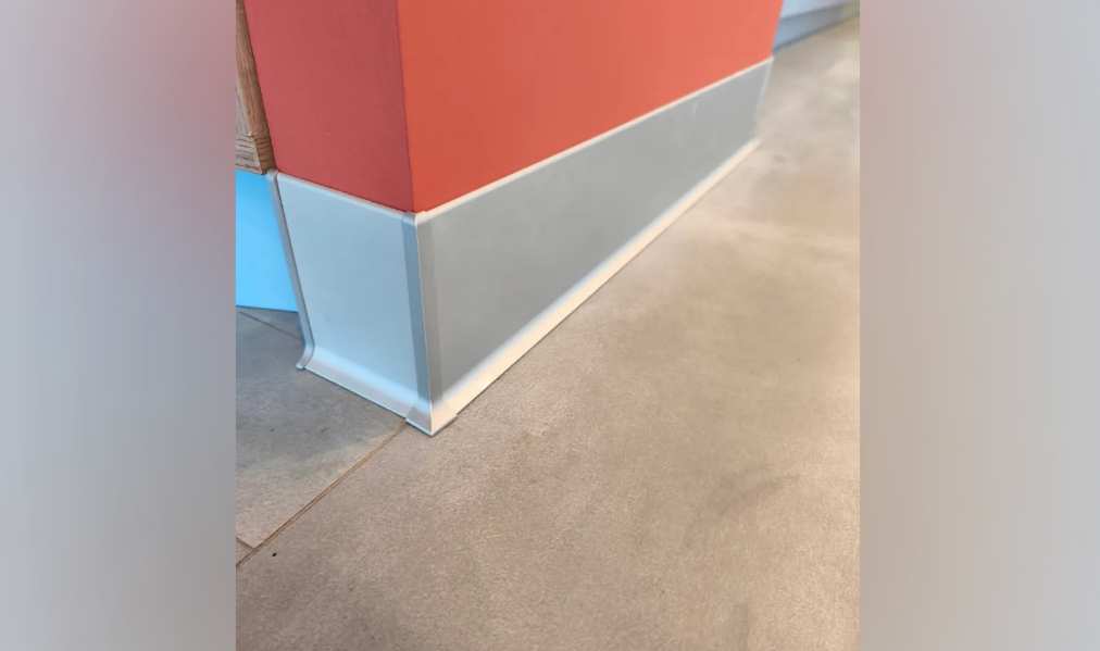 Алюминиевый плинтус AKBD60-MS 2,5м Серебро матовое