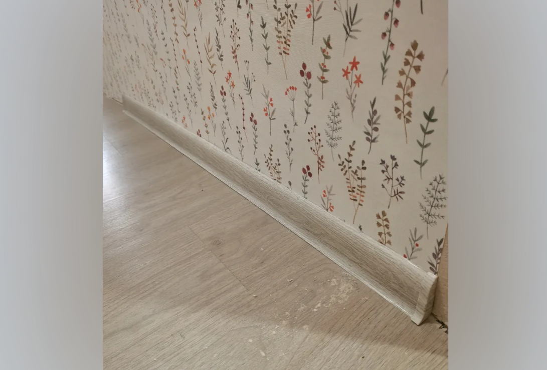 Плинтус ПВХ с кабель-каналом Рико Лео Мультиколор 192 Дуб алмере