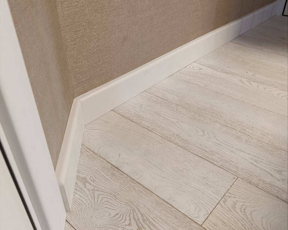 Плинтус МДФ Волшебная палочка 81мм 2,4м. В защитном грунте RAL 9003