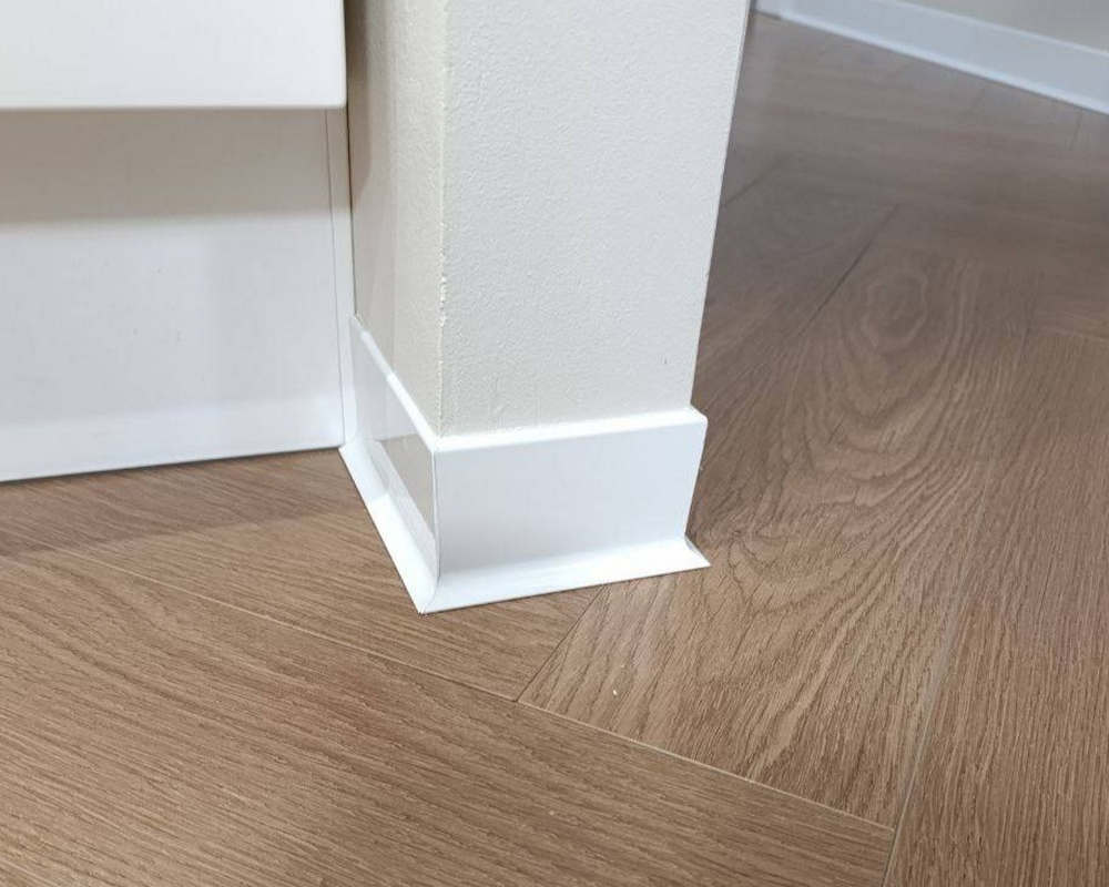 Алюминиевый плинтус AKBD80-SW 2,5м Муар белый