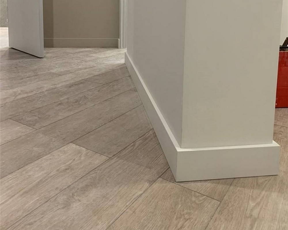 Плинтус из полистирола высокой плотности Волшебная Палочка. Окрашенная. 80мм 2м. NCS 1002-Y50R