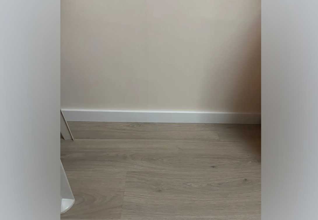 Плинтус МДФ Волшебная палочка 81мм 2,4м. В защитном грунте RAL 9003