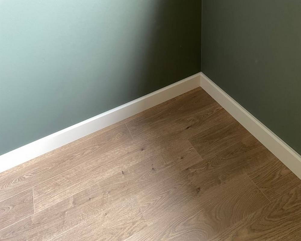 Плинтус из полистирола высокой плотности NMC Wallstyl FL3 Белый