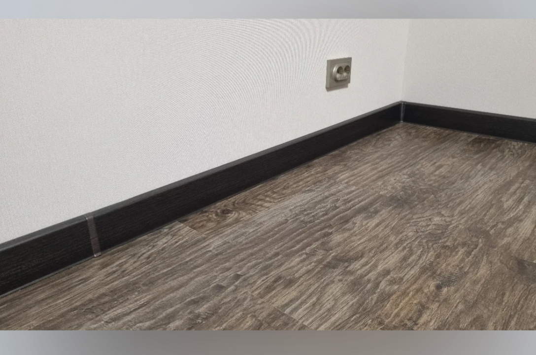 Плинтус ПВХ Salag Lima 72мм 2,5м. Венге