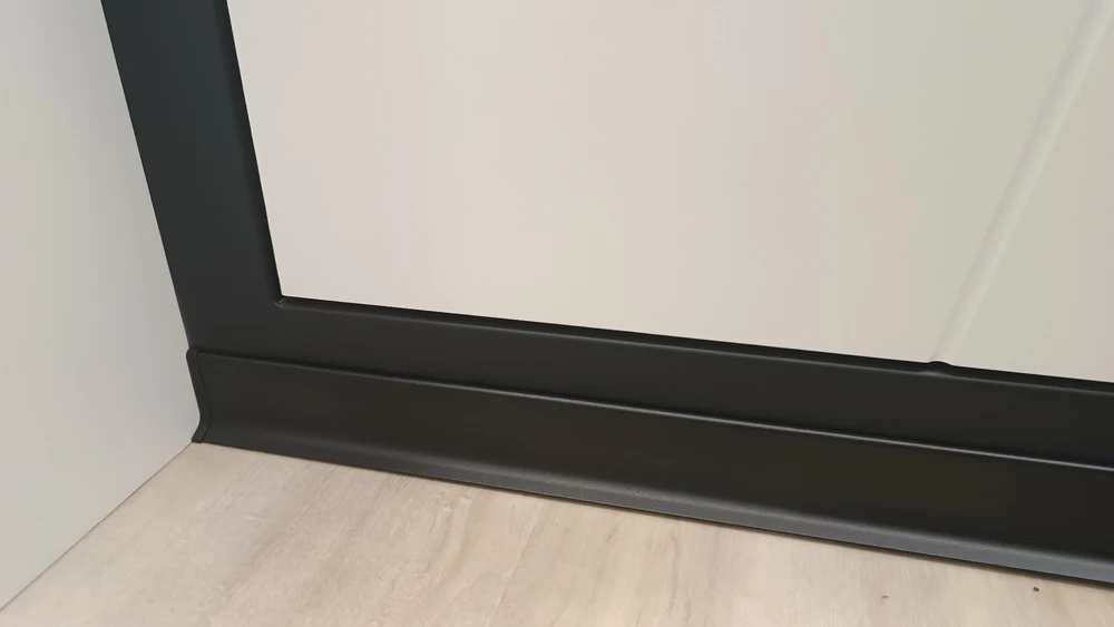 Алюминиевый плинтус AKBD60-SBL 2,5м Муар черный