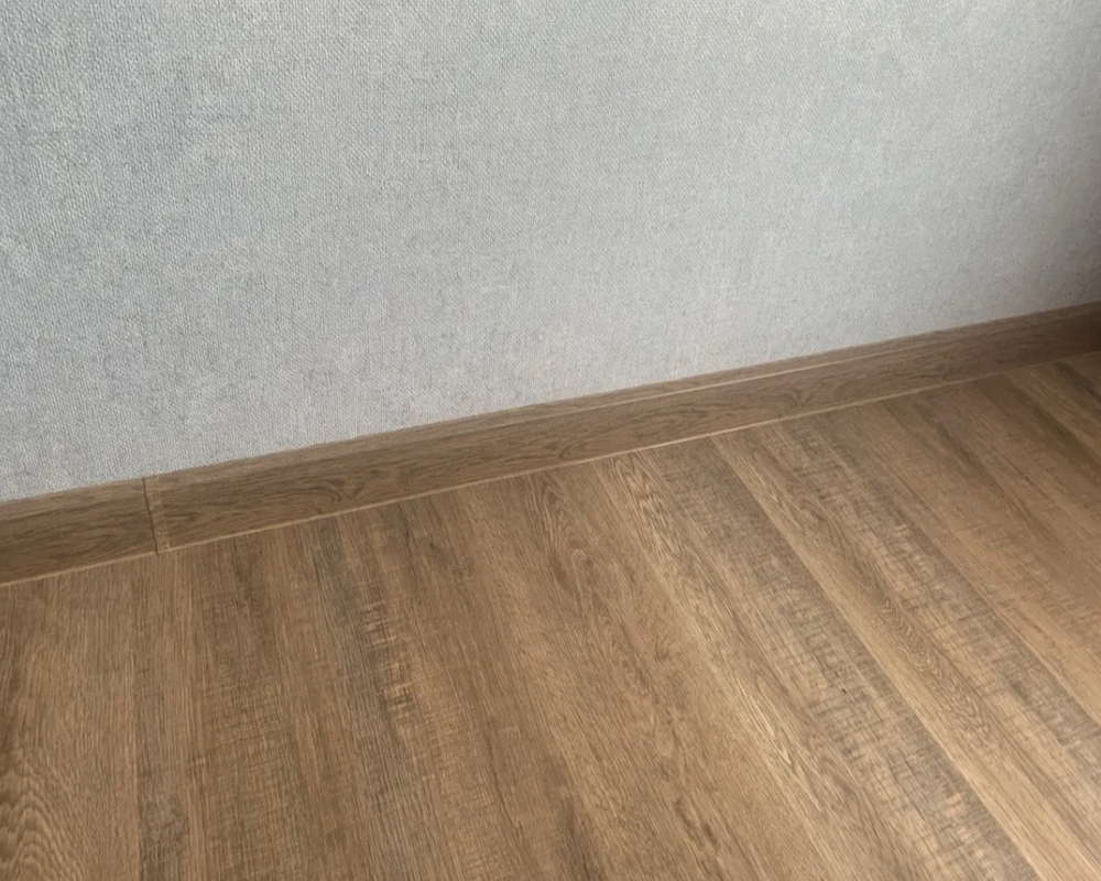 Плинтус со съемной панелью ПВХ Деконика ИДЕАЛ 55мм 2,2м. 211 Дуб рустик