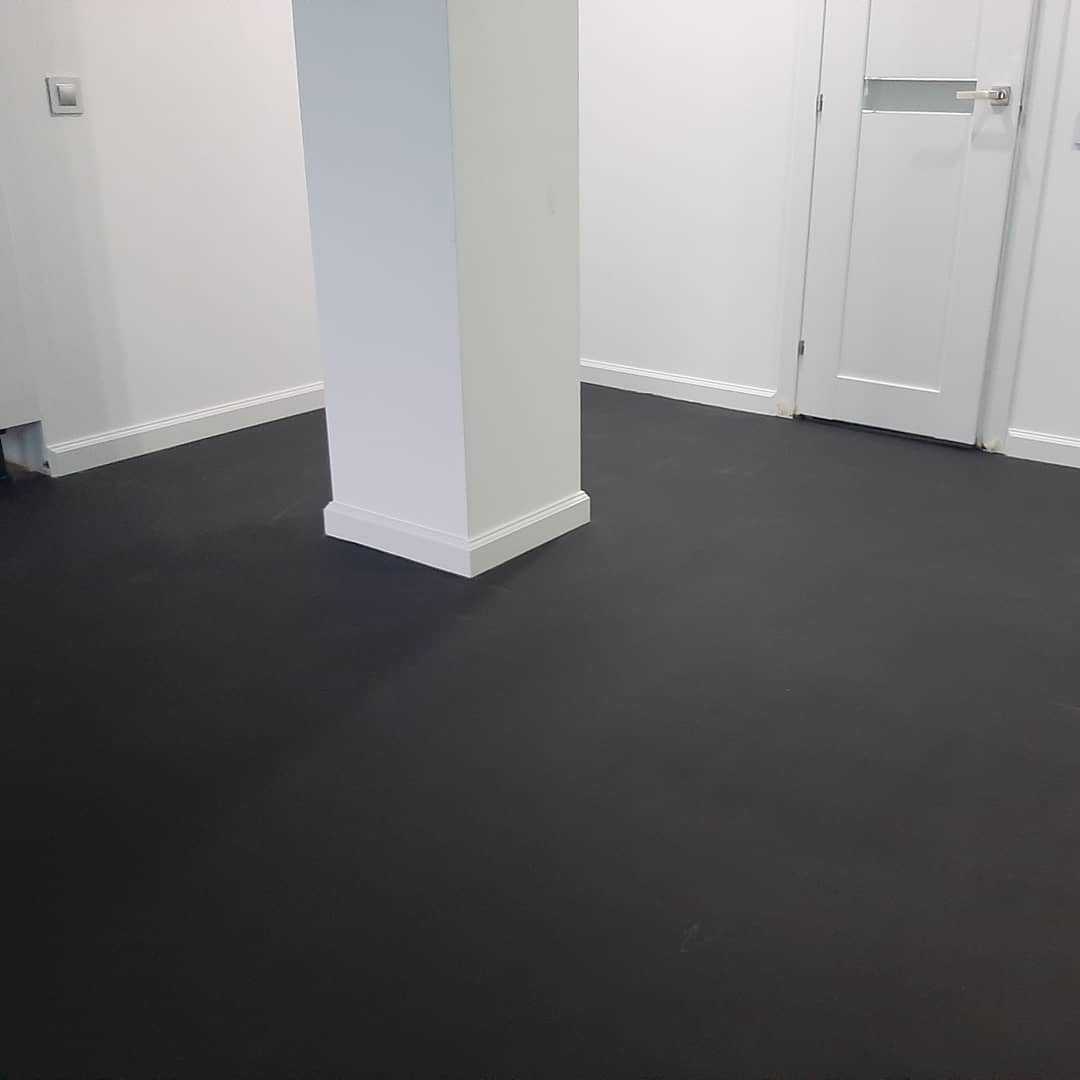 Плинтус кедр Стоунвуд. 82 82мм 2,35м Белый