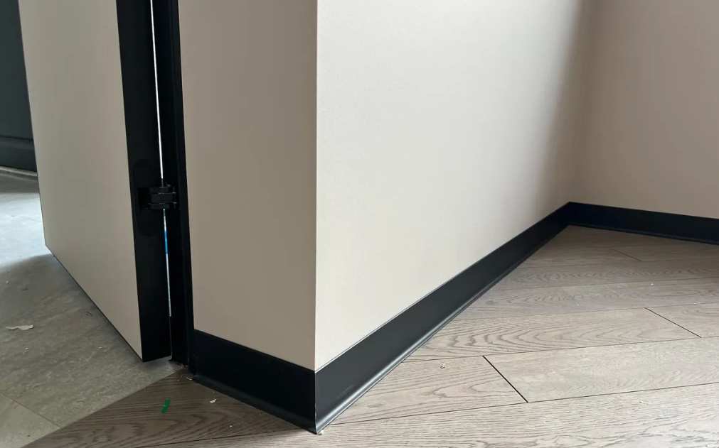 Плинтус алюминиевый Пл 80.2500.15к Черный