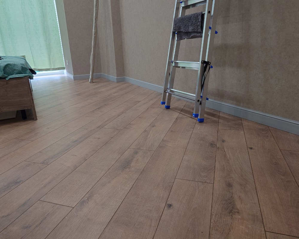 Плинтус из полистирола высокой плотности HI WOOD B80A 80мм х 12,5мм х 2,0м.