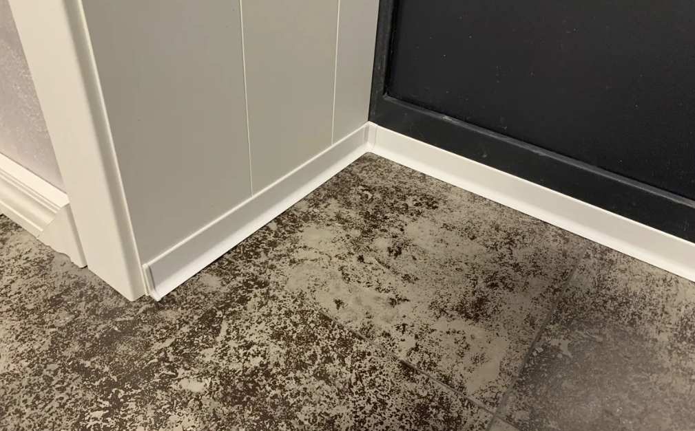 Алюминиевый плинтус AKBD40-SW 2,5м Муар белый