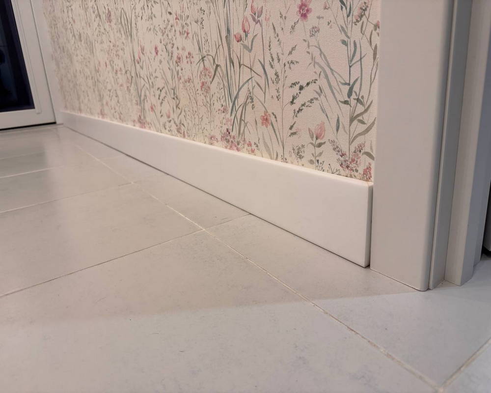 Плинтус из полистирола высокой плотности Волшебная Палочка. Окрашенная. 80мм 2м. NCS 4005-Y20R